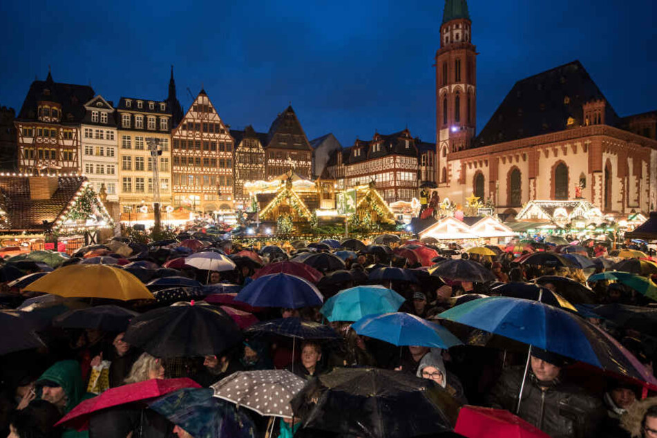 Meer aus Schirmen: Trotz des Dauerregens kamen zahlreiche Besucher zur Eröffnung des Frankfurter Weihnachtsmarktes.