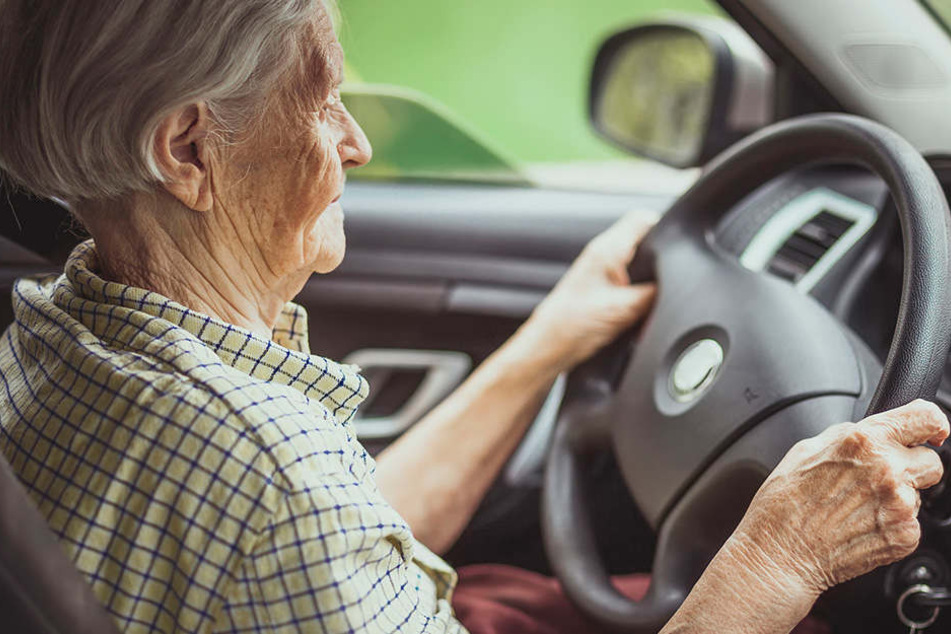 Da sich ein 71-Jähriger Autofahrer nach einem Unfall ohne anzuhalten entfernte, nahm ein Motorrad die Verfolgung auf (Symbolbild).