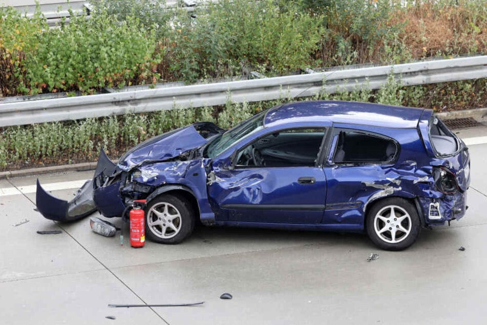 Das Auto des PKW-Fahrers ist völlig demoliert.