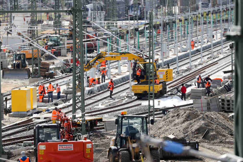 Die Bauarbeiten der DB Netz AG gehen weiter. (Symbolbild)