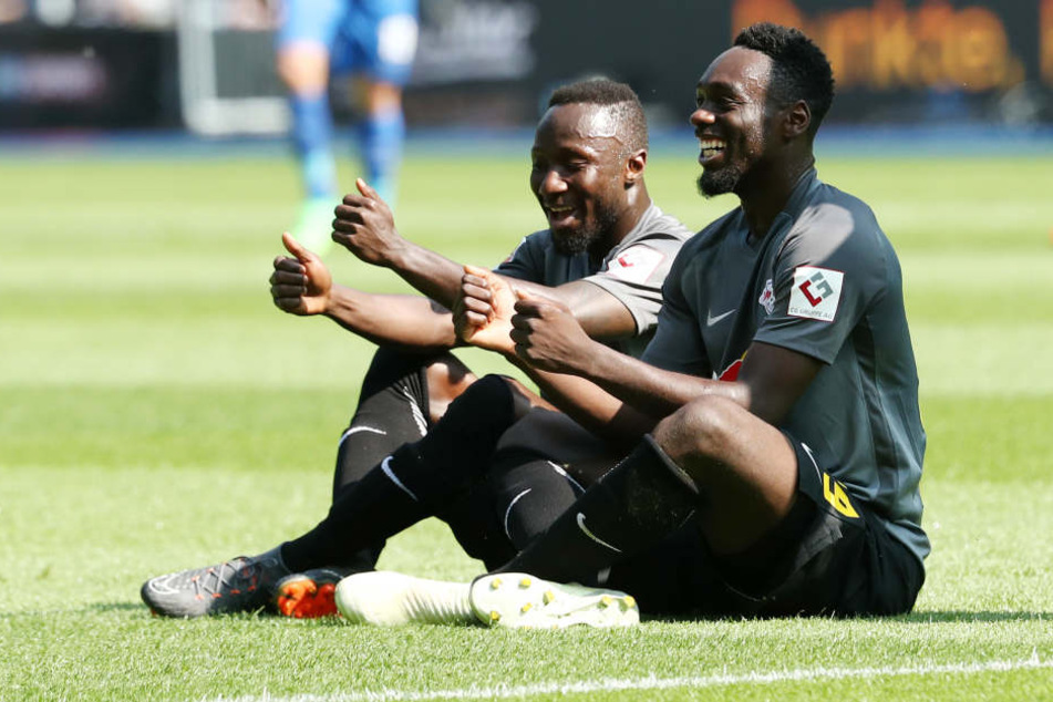 Abfahrt nach Europa! Naby Keita (l.) und Jean-Kevin Augustin freuen sich über das 3:1 nach 22 Minuten.