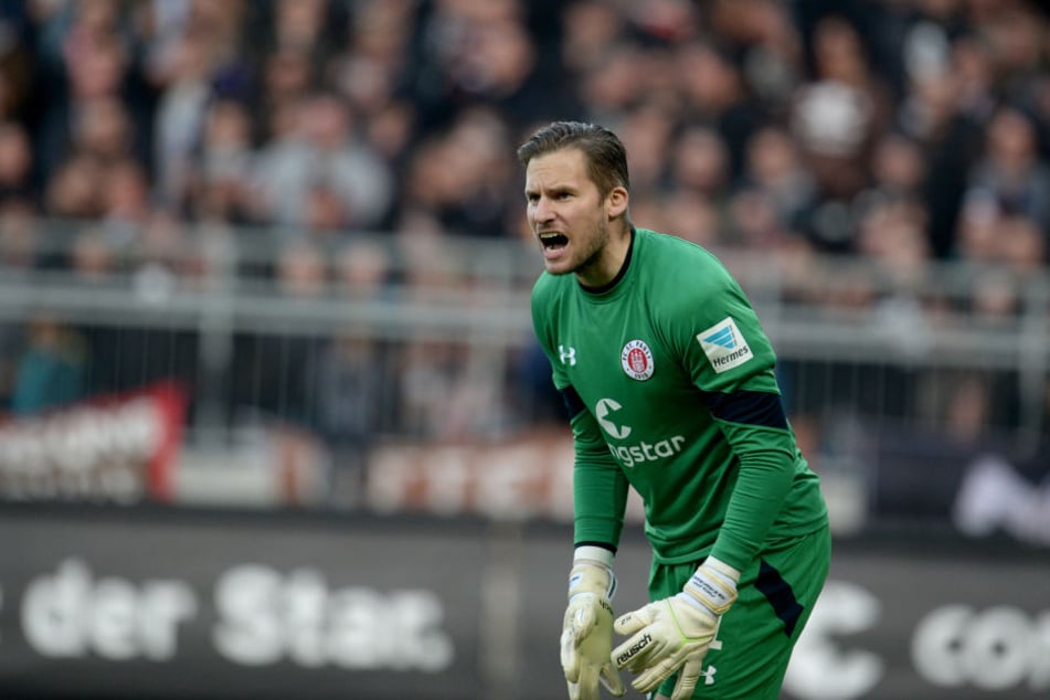Keeper Philipp Heerwagen im Dress des FC St. Pauli.
