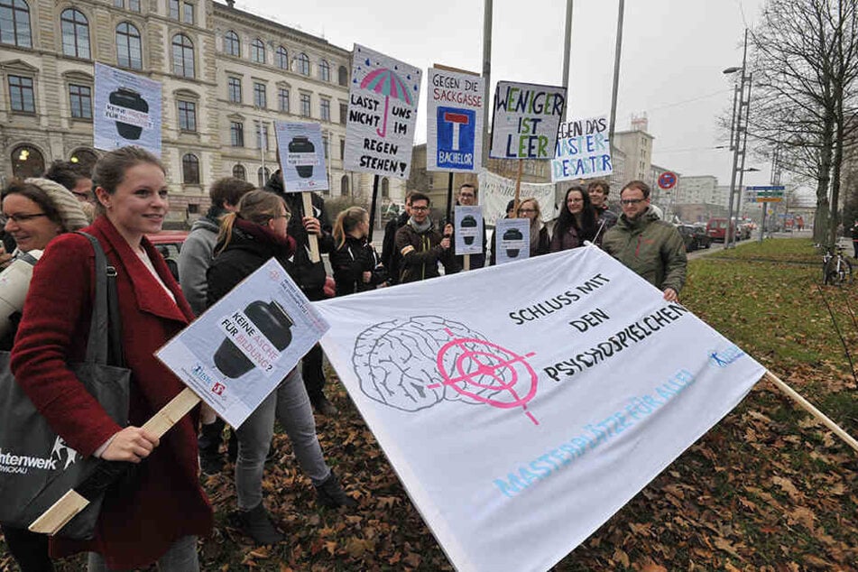 Nein zu Studienplatz-Kürzungen: Vor der TU, in der Straße der Nationen,
protestierten gestern Chemnitzer Studenten.