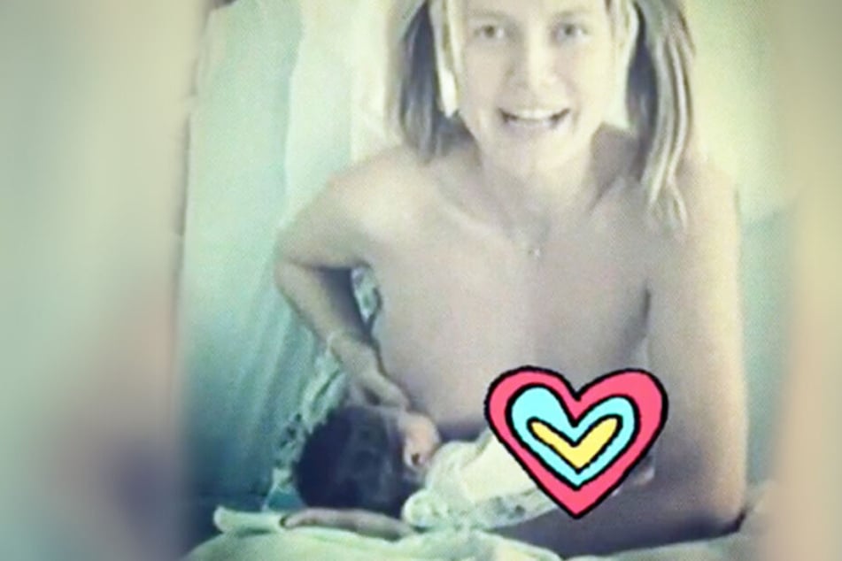 Heidi stillt hier ihre erste Tochter Leni, die im Mai 2004 geboren wurde.