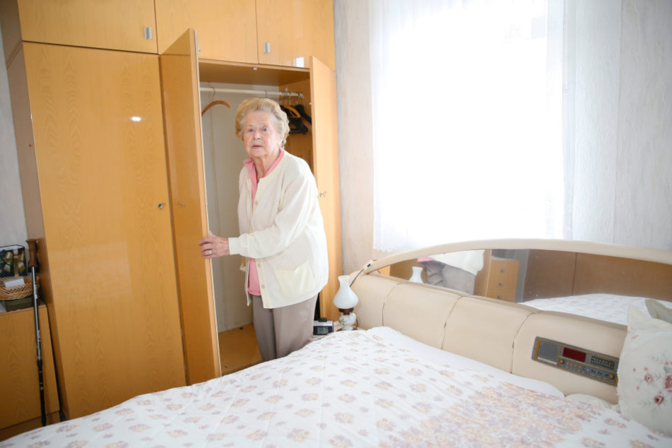 Oma Ruth (90) ist fassungslos: Aus diesem Schrank klauten Eindringlinge am hellerlichten Tage ihren Tresor.