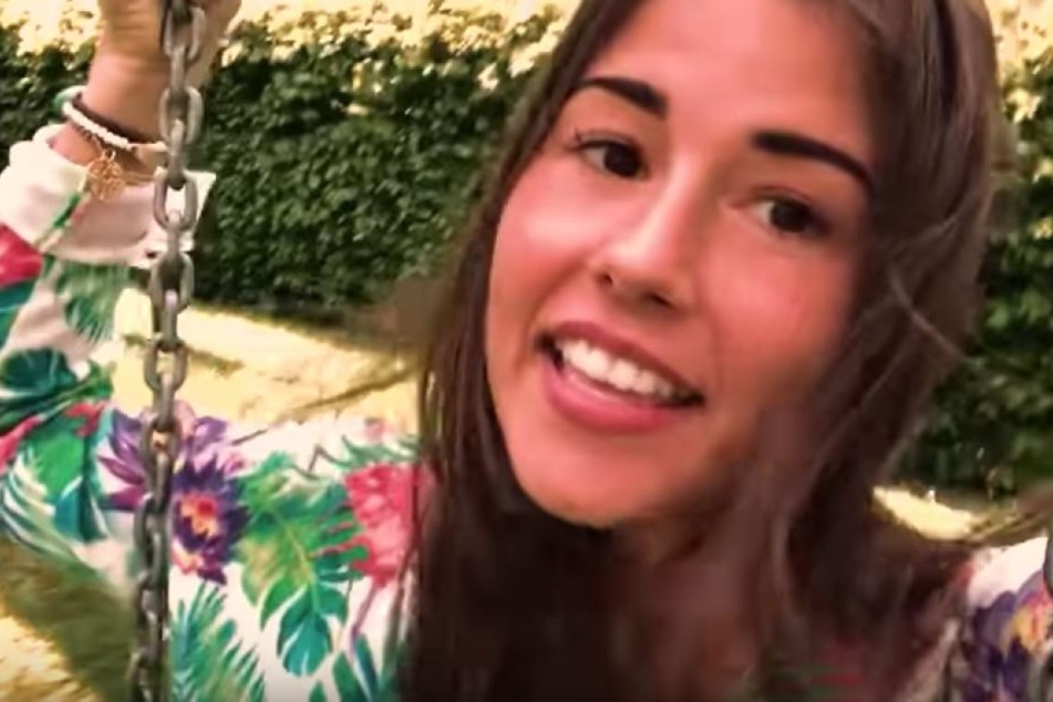 Sarah im neuen Video.
