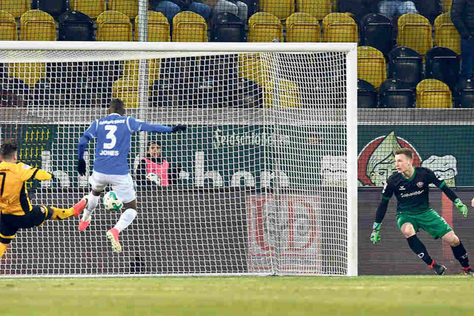 Das 0:1 des Darmstädters Joevin Jones (Nummer 3) konnte Markus Schubert (3.v.r.) nicht verhindern - auf seine Kappe ging der Gegentreffer aber nicht.