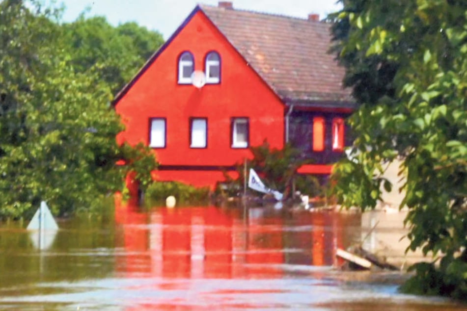 Dem großen Schicksalsschlag konnten sie
noch Paroli bieten: So sah der Kunsthof zur
Flut 2013 aus - im Elbwasser abgesoffen.
Nach der Flut gab’s ein Benefizkonzert.H
