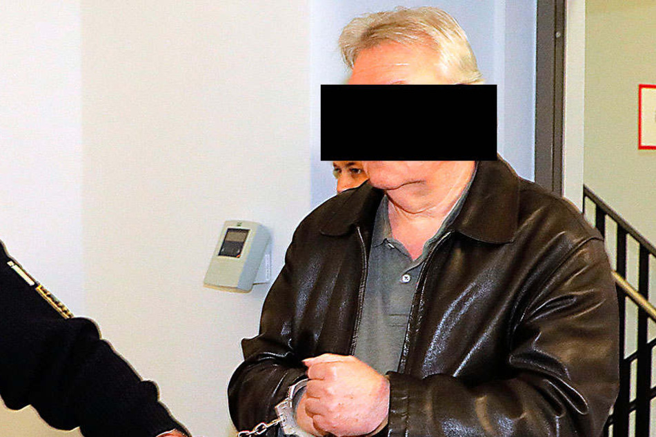 Thomas S. (61) kam am Donnerstag in Handschellen zum Prozess. Er soll ein dreister Strombetrüger sein.