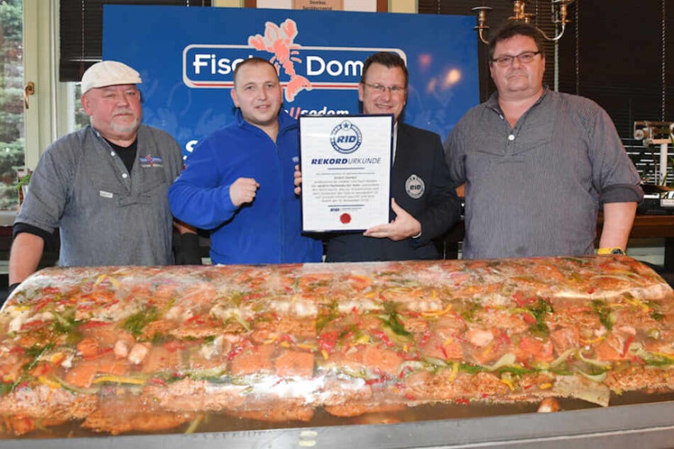 Von links: Gerhard Reimer, Gastronom André Domke, Olaf Kuchenbecker und Torsten Engelmann mit der Rekord-Fischsülze.