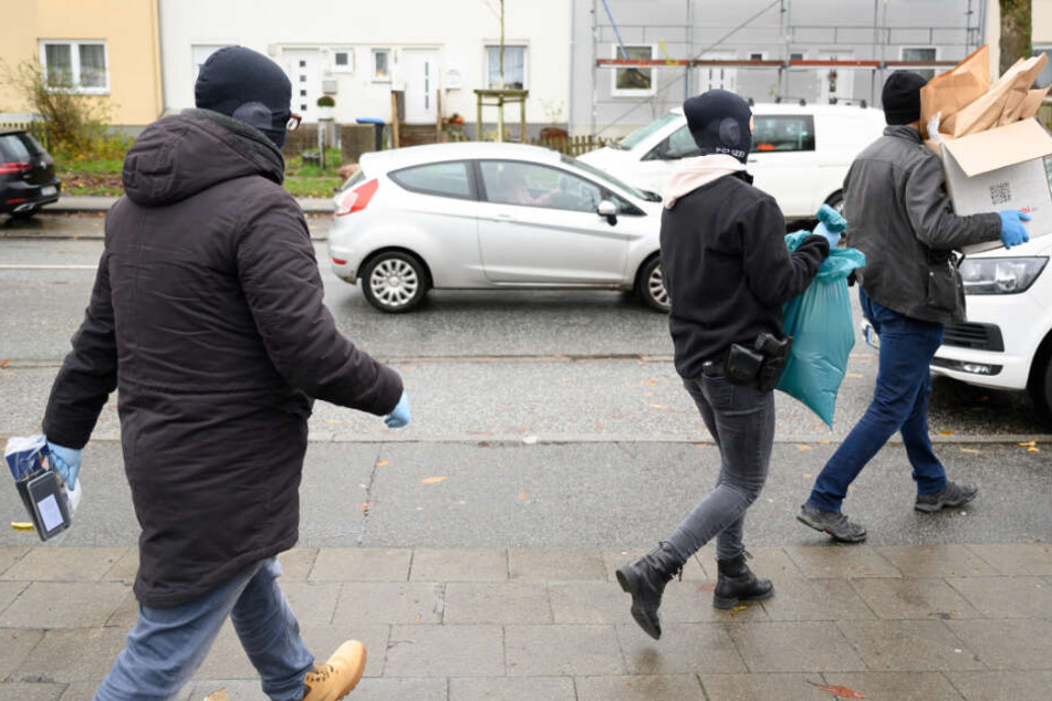 Die Polizisten trugen Beweismittel heraus.