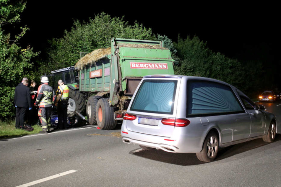 Ein Leichenwagen steht am Unglücksort: Der Biker war in ein Trecker-Gespann gerast.