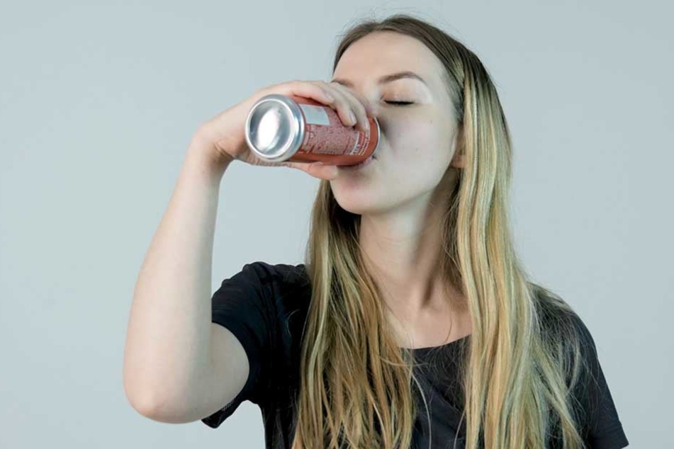 Ein Mädchen hatte beim Cola-Trinken plötzlch was festes im Mund.