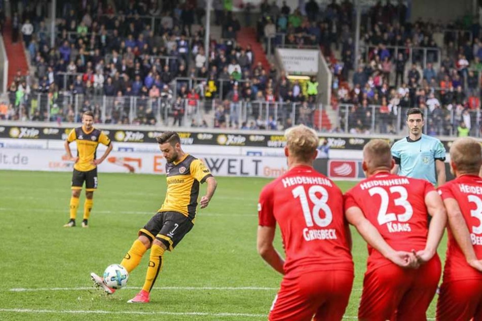 Keine Mannschaft in der 2. Liga ist so gefährlich bei Standards, wie Dynamo. Hier versenkt Kreuzer einen Freistoß gegen Heidenheim.
