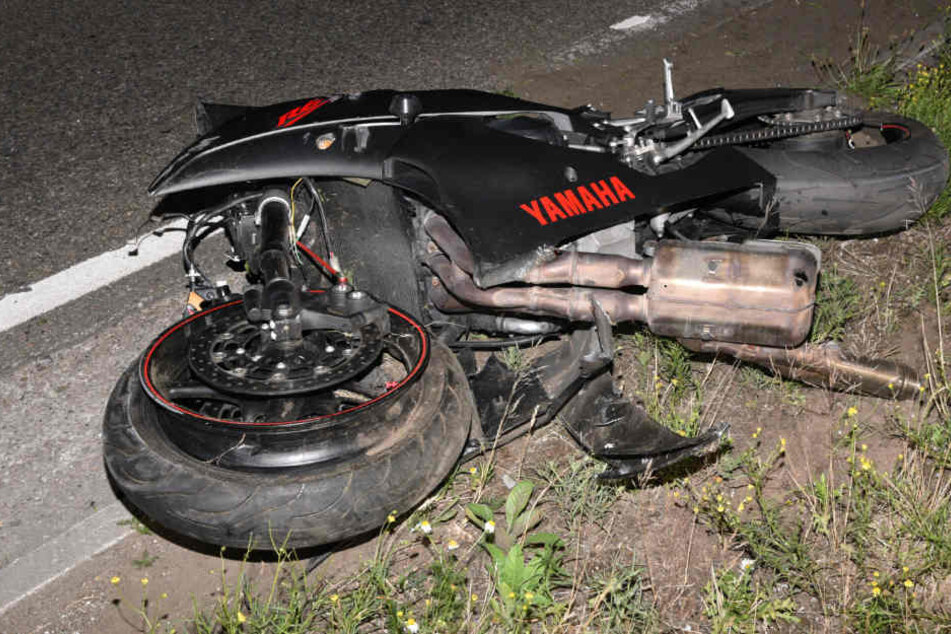 Das Wrack der Yamaha. Der 22-jährige Fahrer erlag noch vor Ort seinen Verletzungen.