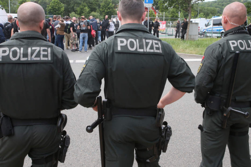 Mehr als die Hälfte des Geldes werde bei einer Dienstenthebung einbehalten.