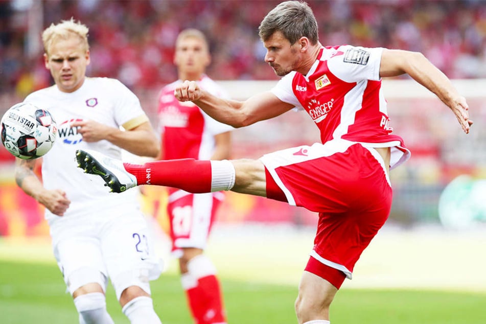 Aues Sören Bertram (l.) kann nur zuschauen, wie Unions Michael Parensen volley abzieht.
