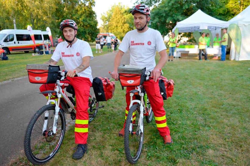 Positiv-Beispiel: Bei den Johannitern Südbrandenburg gibt's bereits eine Fahrradstaffel. Kevin Tilgner (l.) und Rene Faltus nutzen die Räder bei der Arbeit.