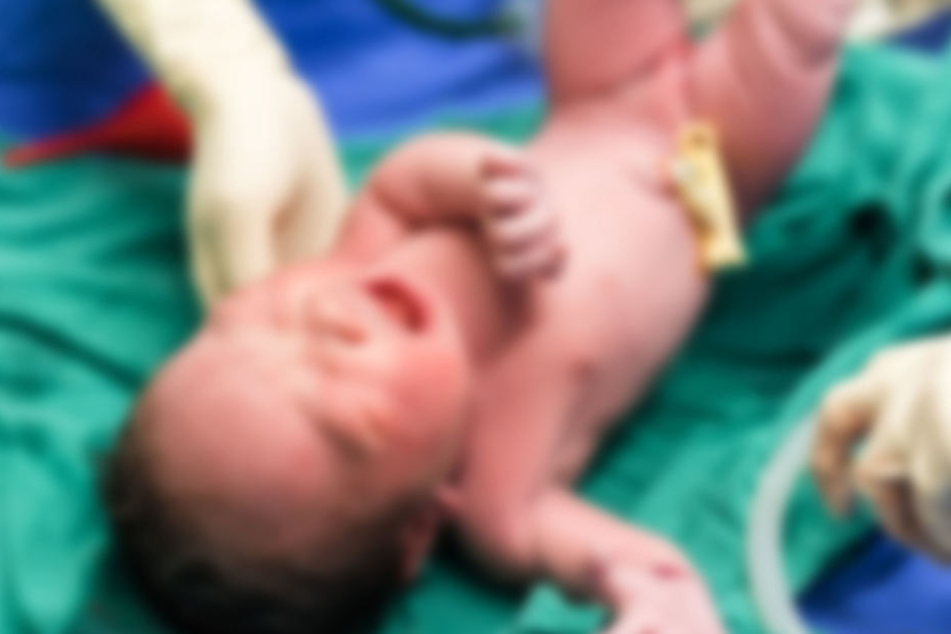 Das Baby überlebte den brutalen Übergriff, doch der Zustand ist kritisch, sagen Ärzte. (Symbolbild).