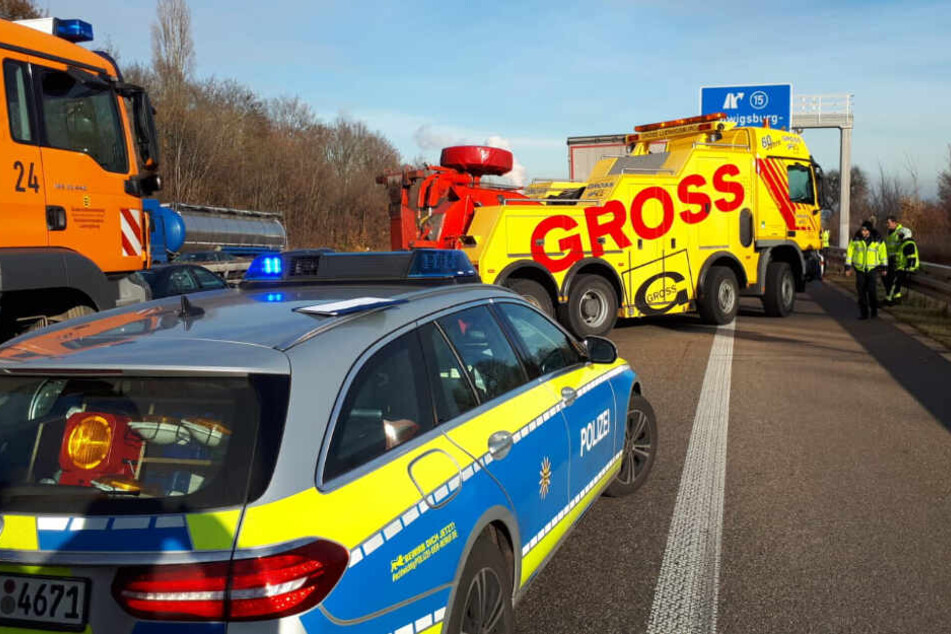 Polizei ist beim Unfall vor Ort, Reinigungsarbeiten der Straße laufen.