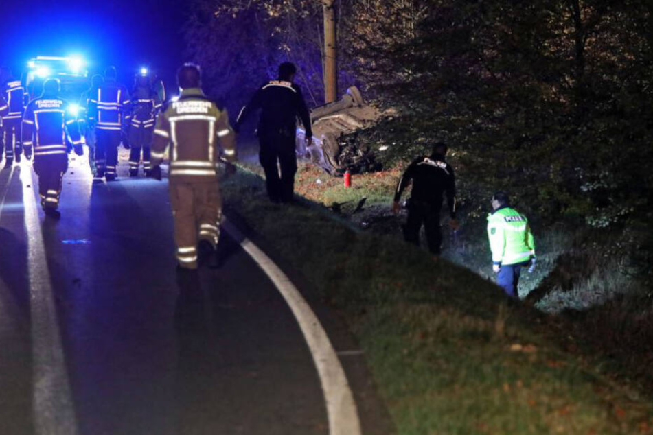 Die Rettungskräfte waren schnell vor Ort und kümmerten sich um den Fahrer sowie seinen im Straßengraben auf dem Dach liegenden Wagen.