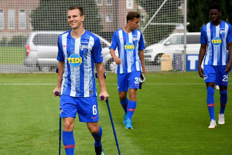 Vladimir Darida kommt während der Vorbereitung auf Krücken zum Fototermin. Im Hintergrund sind Maximilian Pronichev und Jordan Torunarigha.