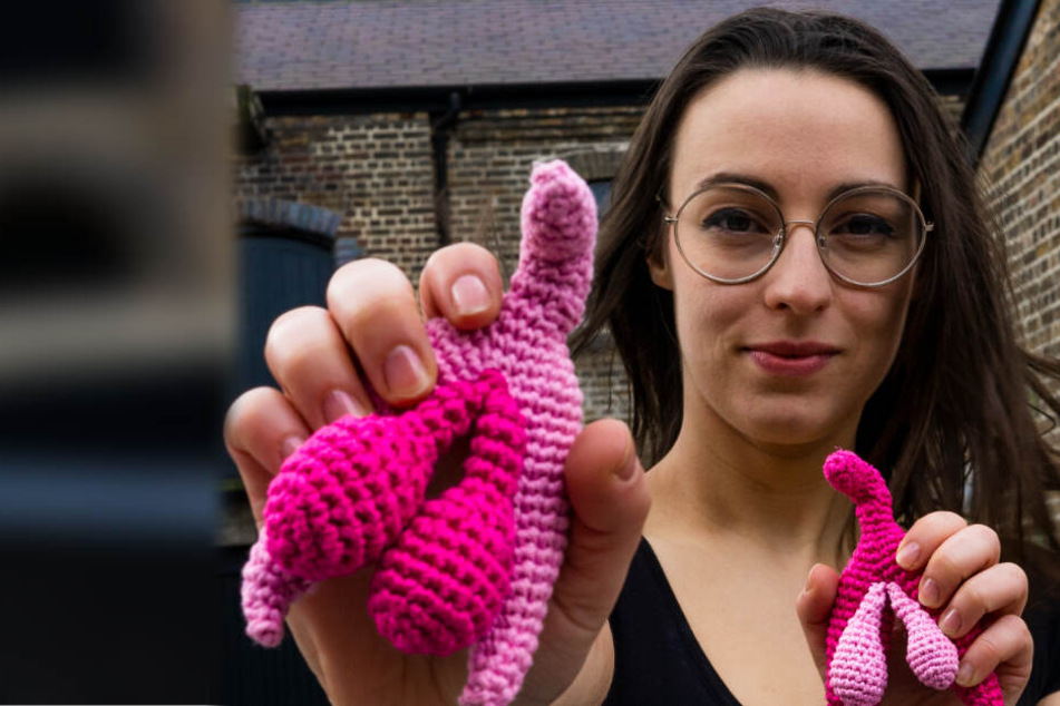 Florence Schechter, Gründerin des Vagina-Museums, hält eine gehäkelte Klitoris vor dem Museum in die Kamera