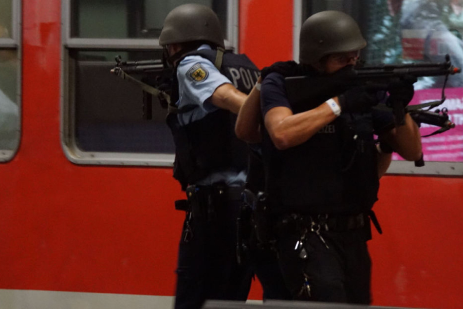 Stuttgarter Hauptbahnhof: Polizisten üben den Terror-Ernstfall.