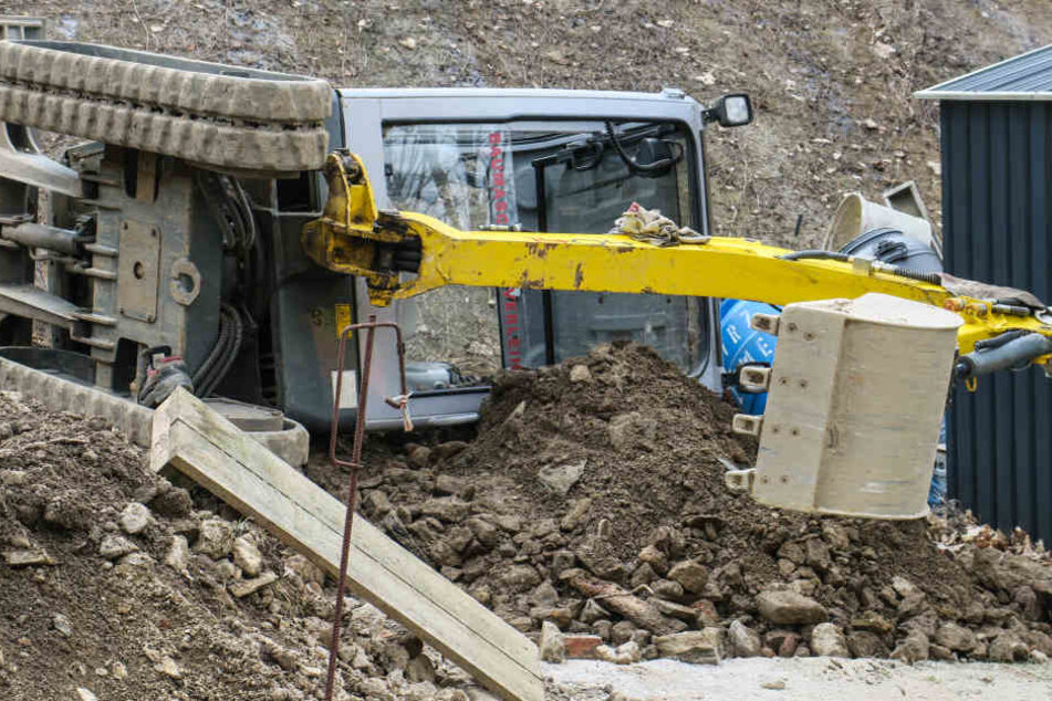 In Lößnitz ist am Mittwoch ein Mann durch einen umgekippten Bagger verletzt worden.