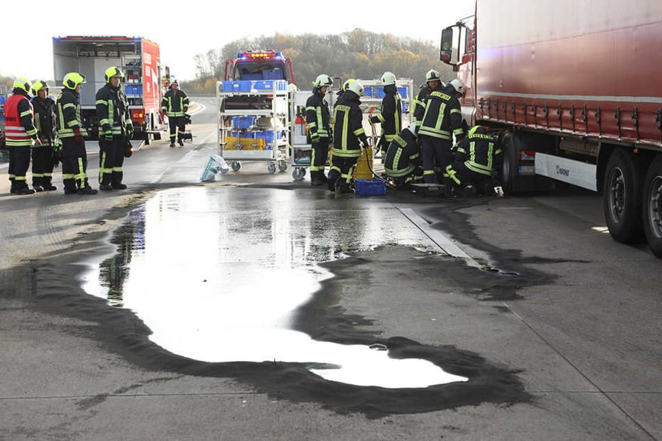 Mehrere Liter Diesel flossen auf die Autobahn.