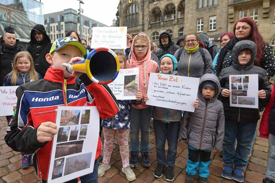 Eltern und Kinder der Sprachheilschule protestierten gegen ihr marodes Ausweichquartier - und hatten damit Erfolg.