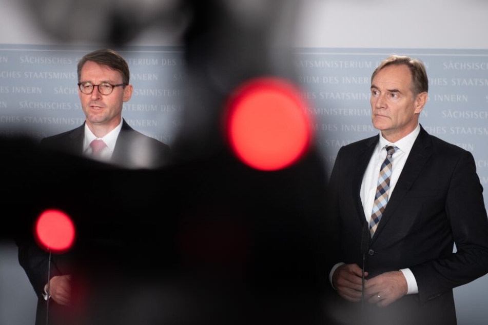 Oberbürgermeister Burkhard Jung (SPD, rechts) zusammen mit Sachsens Innenminister Roland Wöller (CDU) am Freitag bei einer Pressekonferenz. Beide hatten sich getroffen, um weitere Maßnahmen zur Bekämpfung und Prävention von Linksextremismus in Leipzig zu