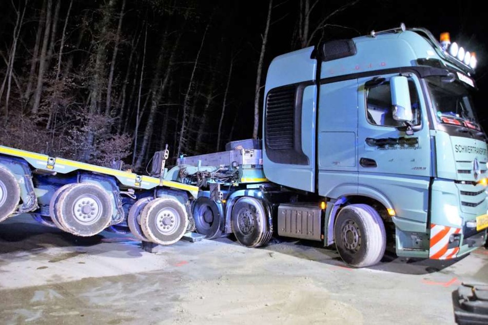 Der Transporter musste mit einem Autokran geborgen werden.
