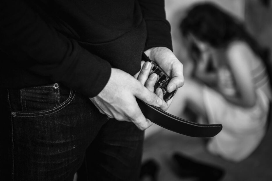 Ein Ehepaar aus München soll eine junge Frau über Monate hinweg missbraucht und zur Prostitution gezwungen haben (Symbolbild).