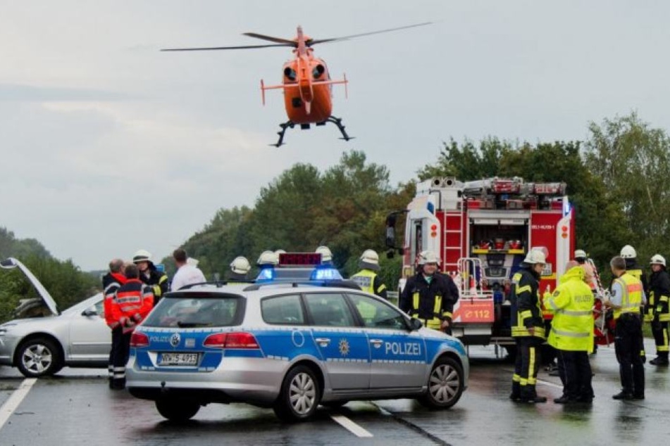 Ein 21-Jähriger wurde schwer verletzt. Der andere Mann überlebte den Zusammenprall mit dem Laster nicht. (Symbolfoto)