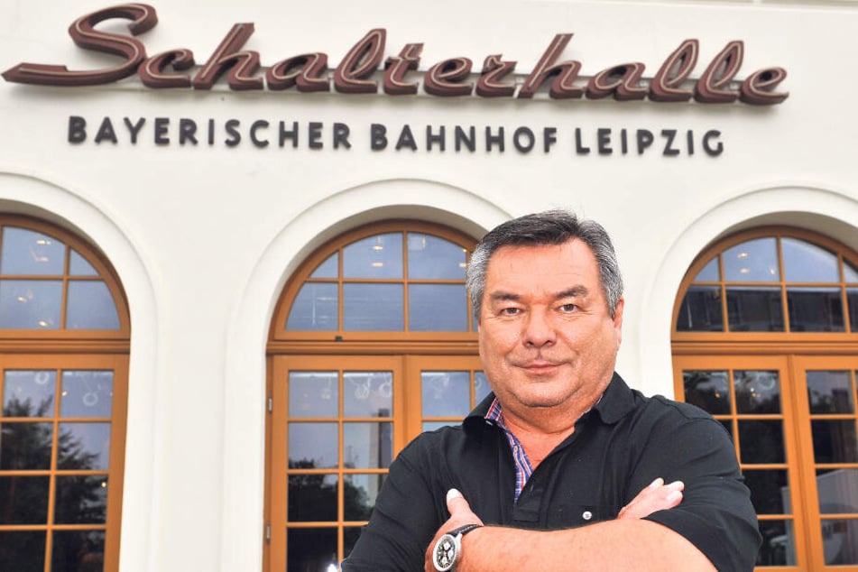Waldemar Hartmann (71) 2011 vorm Bayerischen Bahnhof Leipzig. Von hier moderierte er seine ARD-Sendung "Waldis Club".