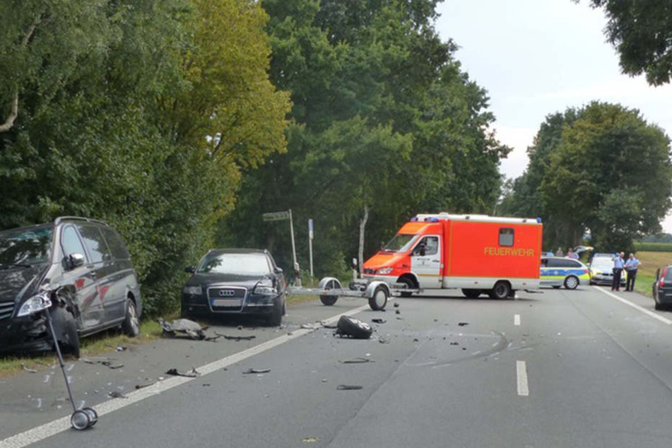 Zwei Autos samt Sportanhänger wurden bei dem Unfall beschädigt. Der Schaden beträgt laut Polizei über 25.000 Euro.