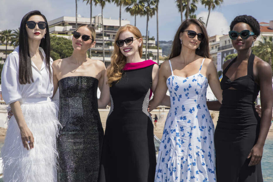 Beim Filmfestival Cannes posierte BingBing (l). noch an der Seite von Filmstars wie Penelope Cruz (2.v.r.).