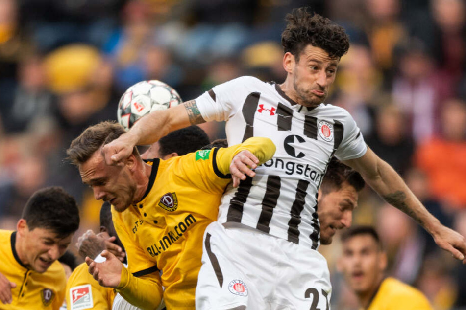 Jan-Philipp Kalla setzte sich im Getümmel gegen mehrere Gegenspieler durch.