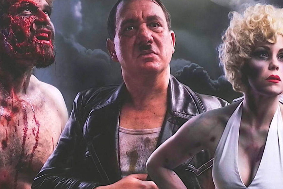 Der Hitler-Doppelgänger auf dem Plakat zwischen Marilyn Monroe und einem Zombie.