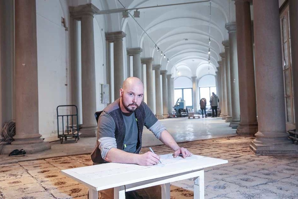 Steinmetz Rüdiger Drews (37) und seine Kollegen sind derzeit mit den Vorbereitungsarbeiten zum Ausbau beschäftigt.