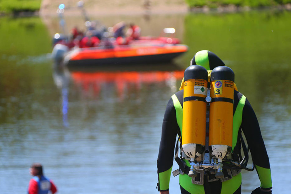 Die Feuerwehr suchte den Teich nach möglichen weiteren Opfern ab. (Symbolbild)