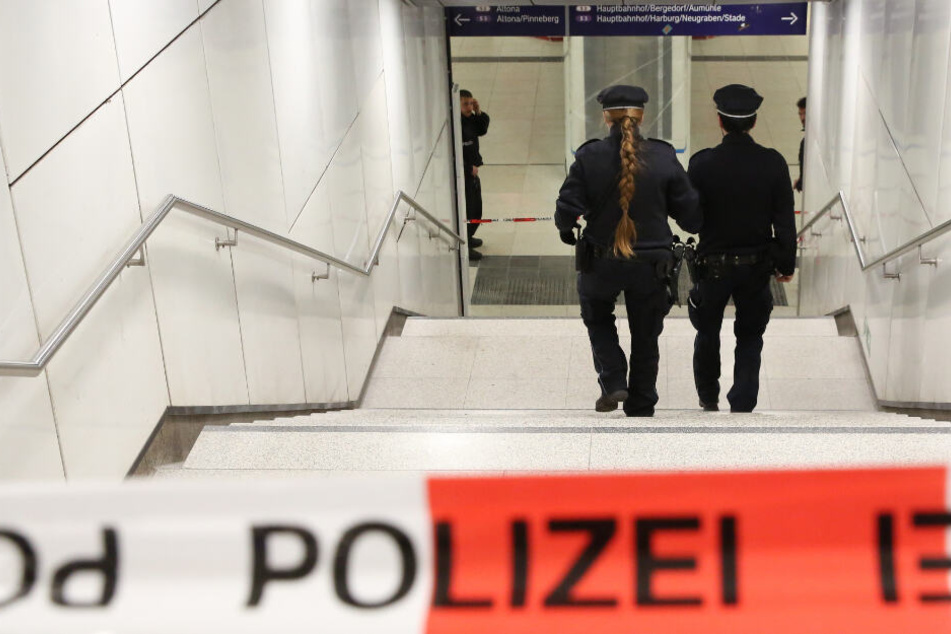 Zwei Beamte betreten den Tatort am Jungfernstieg. (Archivbild)