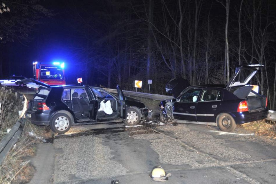 Der Golf-Fahrer kam offenbar von seiner Fahrspur ab und krachte in den entgegenkommenden Fahrer.