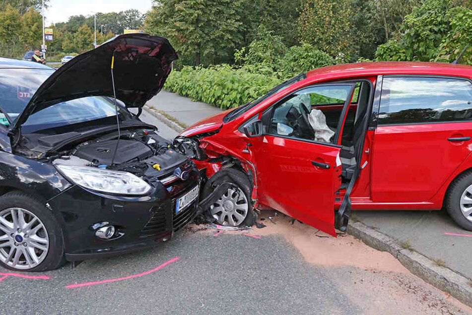 Der Ford und der VW waren frontal kollidiert.