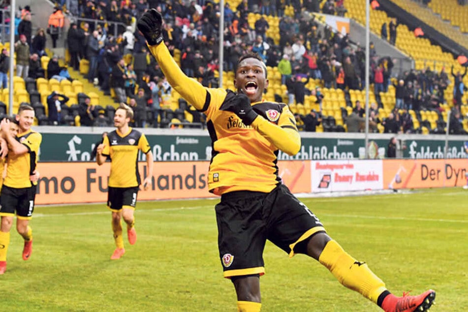 Moussa Koné dreht jubelnd ab: "Das war schon verrückt, ich habe noch nie vor so einer großen Kulisse gespielt und dann auch noch gleich getroffen. Unglaublich!", sagt er.