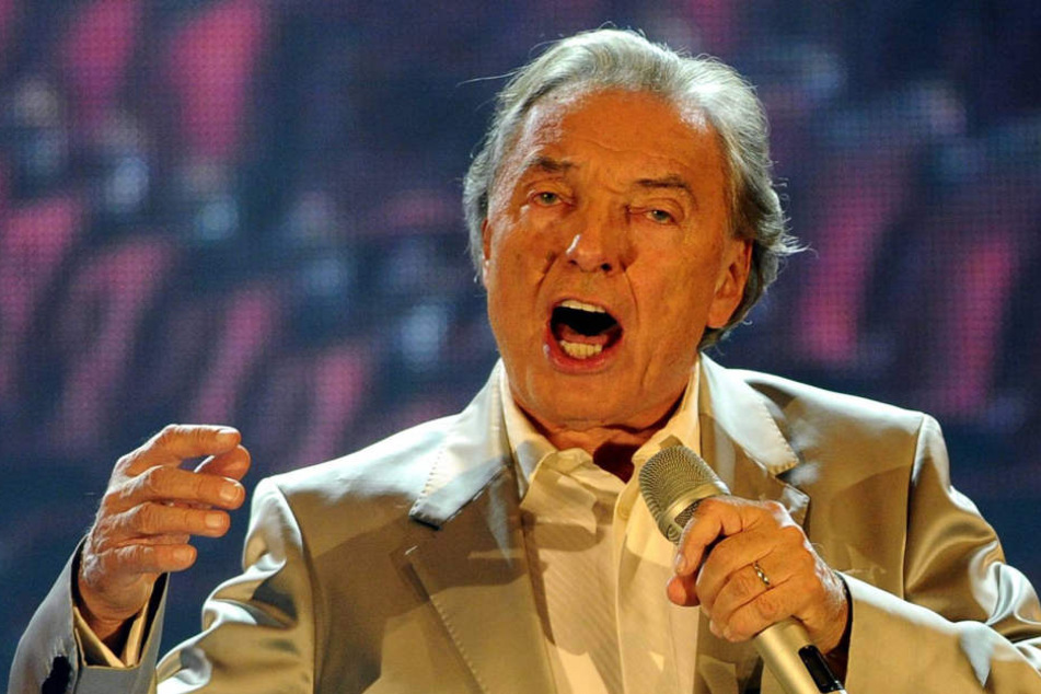 Kommt er denn nie zur Ruhe? Der tschechische Schlagerstar Karel Gott (77) musste schon wieder operiert werden.