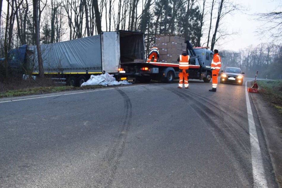 Bei seinem Bremsmanöver hinterließ der Lastwagen Streifen auf der Fahrbahn.