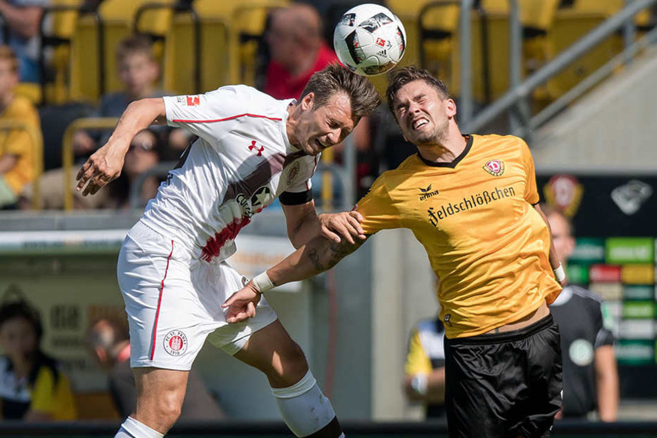 Hier noch Rivalen, jetzt Teamkollegen: Sören Gonther (l.) im St.-Pauli-Trikot beim Kopfball-Duell mit Pascal Testroet.