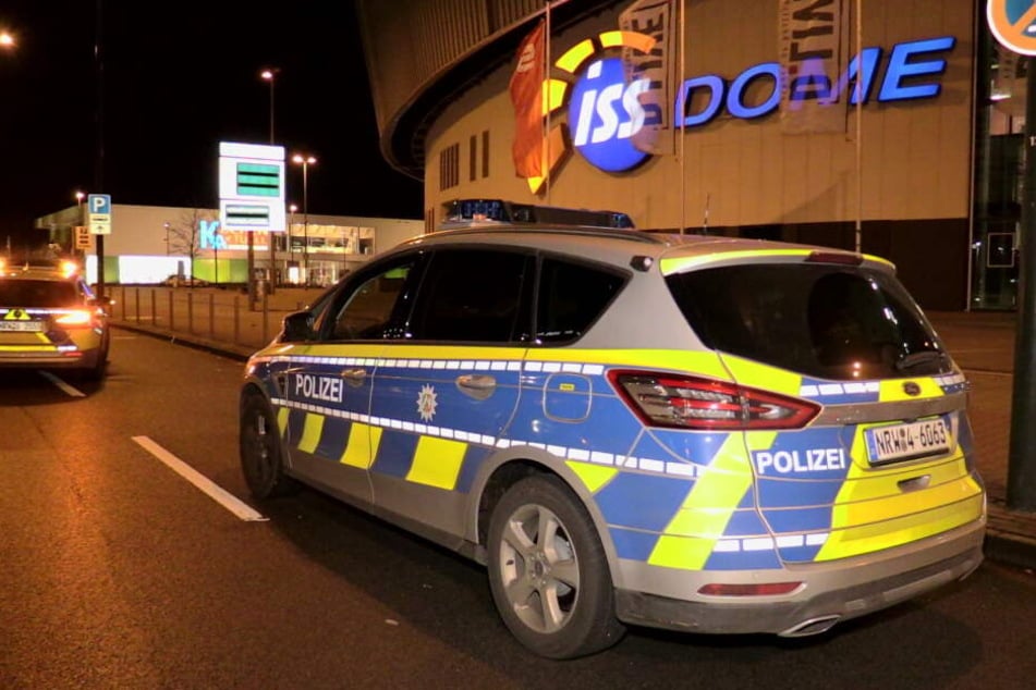 Die Polizei am ISS Dome in Düsseldorf.